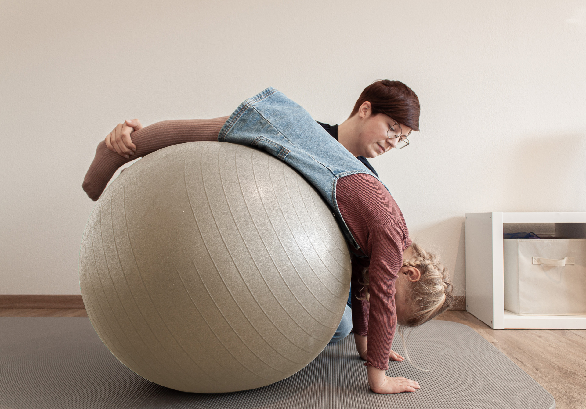 Kind macht Übungen auf einem Gymnastikball