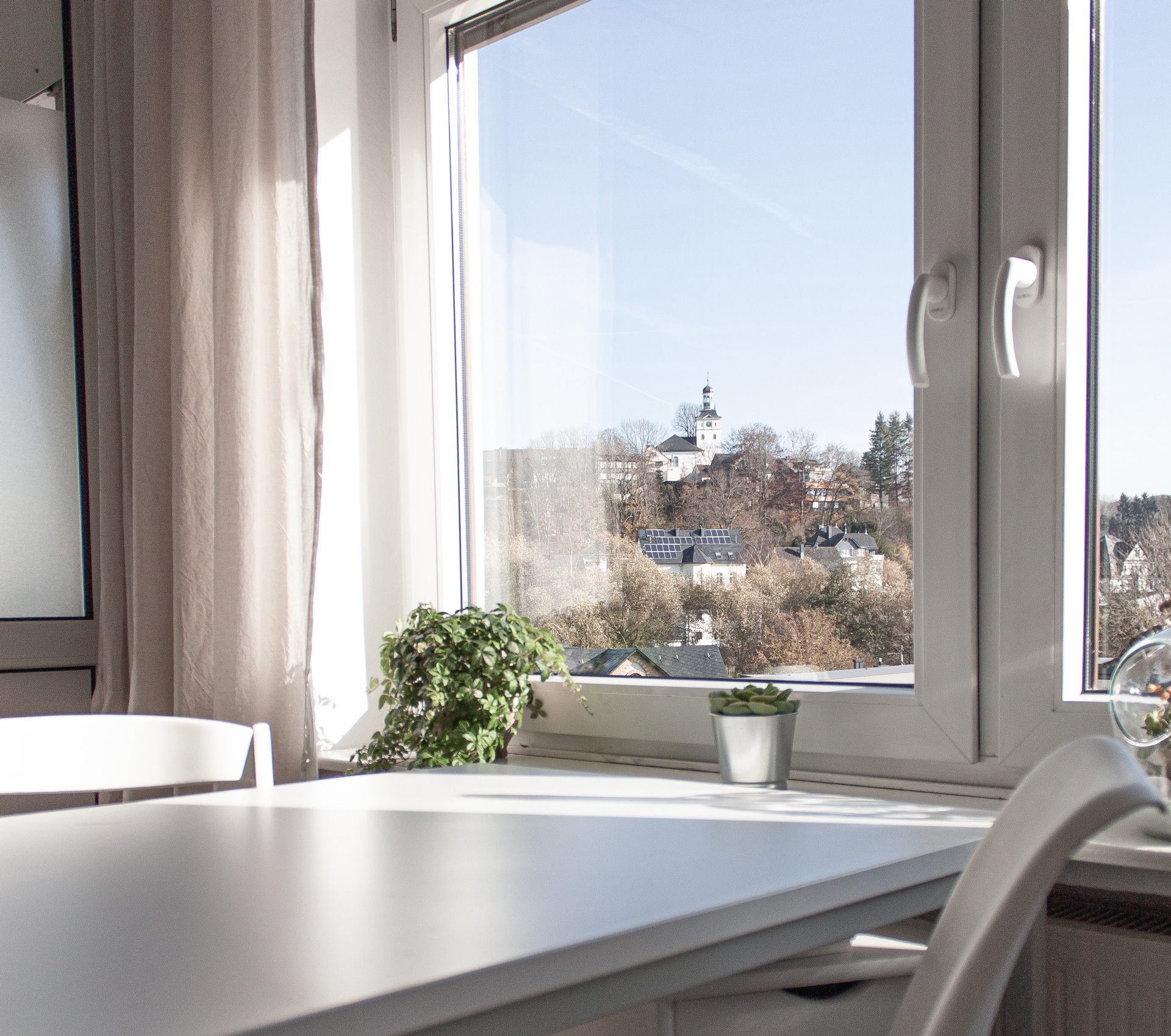 Blick auf die evangelische Kirche in Bad Marienberg aus der Praxis heraus